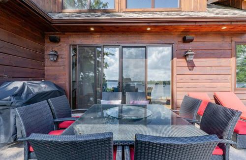 Bobcaygeon Casa | Lakefront cottage with golf area BBQ pool table