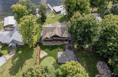 Bobcaygeon Casa | Lakefront cottage with golf area BBQ pool table