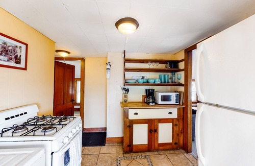 Windham Cabaña | Lakefront Cottage with Screened Deck, Great Lake View, WiFi & Shared Firepit