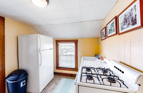 Windham Cabaña | Lakefront Cottage with Screened Deck, Great Lake View, WiFi & Shared Firepit