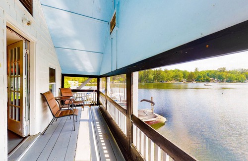 Windham Cabaña | Lakefront Cottage with Screened Deck, Great Lake View, WiFi & Shared Firepit