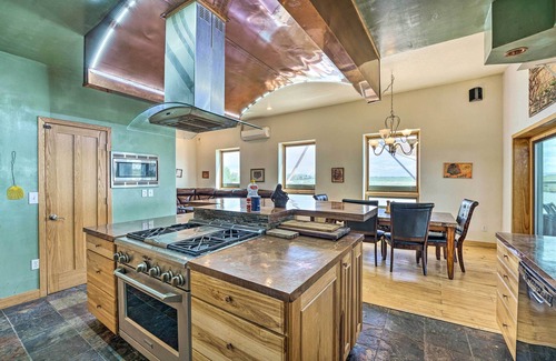 Wheatland Casa | Lakefront Country Home w/ Waterslide & Trampoline!