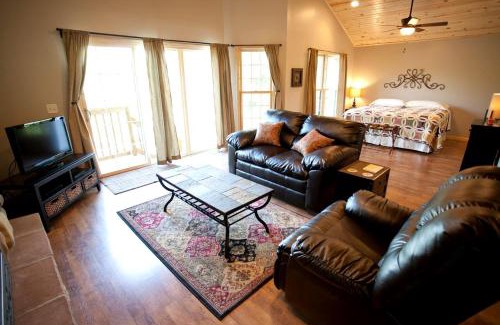 Carbondale Casa | Lakefront Cozy Cabin with Hot-tub in Carbondale, Illinois