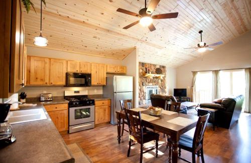 Carbondale Casa | Lakefront Cozy Cabin with Hot-tub in Carbondale, Illinois