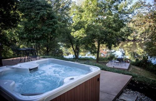 Carbondale Casa | Lakefront Cozy Cabin with Hot-tub in Carbondale, Illinois
