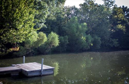 Carbondale Casa | Lakefront Cozy Cabin with Hot-tub in Carbondale, Illinois