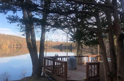Pine Plains Casa | Lakefront Designer House in Pine Plains, NY.