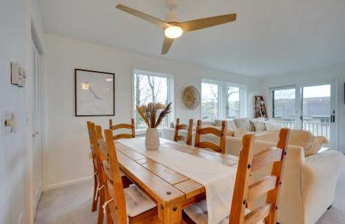 Dewittville Apartamento | Lakefront Dewittville Condo with Private Deck!