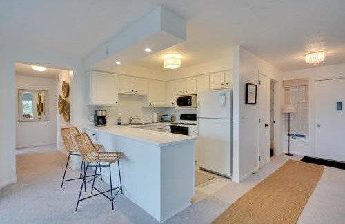 Dewittville Apartamento | Lakefront Dewittville Condo with Private Deck!