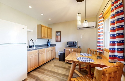 Murphysboro Cabina | Lakefront, dog-friendly cabin with covered porch & firepit - near wine tasting