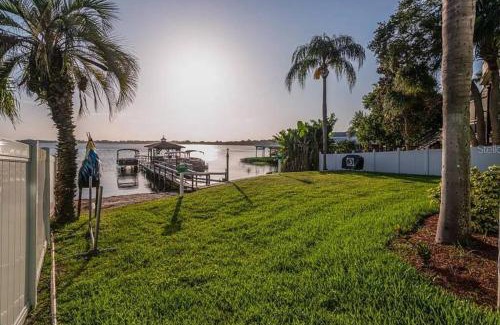 Mount Dora Casa | Lakefront Duplex with Pontoon Boat 2 Bedroom Home