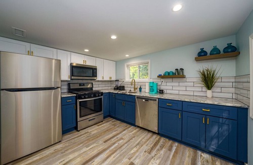 Mentor-on-the-Lake Casa | Lakefront Escape With Hot Tub & Modern Comforts