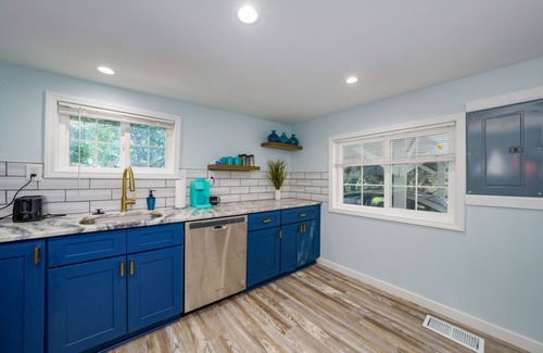 Mentor-on-the-Lake Casa | Lakefront Escape With Hot Tub & Modern Comforts