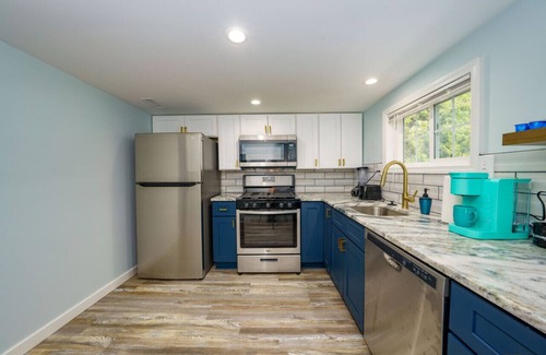 Mentor-on-the-Lake Casa | Lakefront Escape With Hot Tub & Modern Comforts
