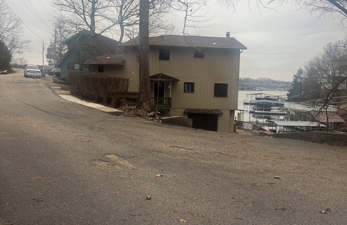 Camdenton Cabina | Lakefront Escape at Lake of the Ozarks with Private Dock and Ski/Pontoon Rentals