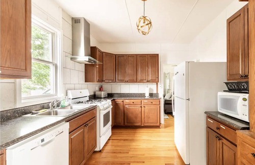 Cleveland Casa | Lakefront Family Getaway - Kayak - BBQ - Pet friendly