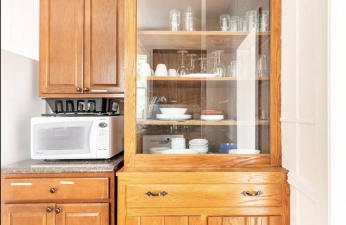 Cleveland Casa | Lakefront Family Getaway - Kayak - BBQ - Pet friendly