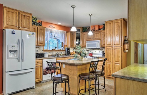 Conover Casa | ¡NUEVO! Lakefront Family Retreat: Private Deck & Dock