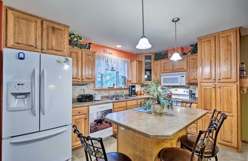 Conover Casa | ¡NUEVO! Lakefront Family Retreat: Private Deck & Dock