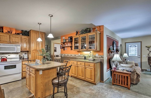 Conover Casa | ¡NUEVO! Lakefront Family Retreat: Private Deck & Dock