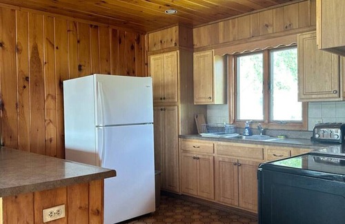 Indian Lake Cabina | Lakefront-Family & Pet Friendly-Adirondack Cabin
