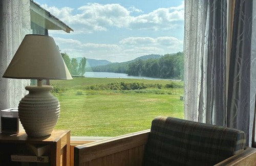 Indian Lake Cabina | Lakefront-Family & Pet Friendly-Adirondack Cabin