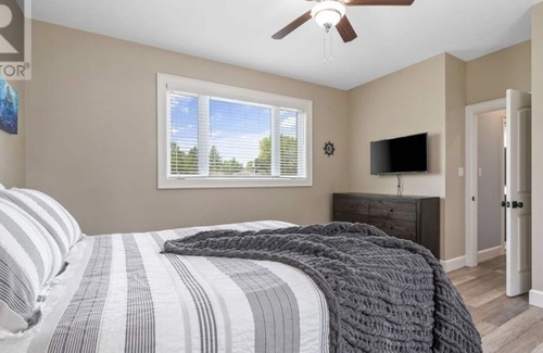 Bobcaygeon Cabaña | Lakefront four bedroom cottage on Pigeon Lake! Long term rentals available