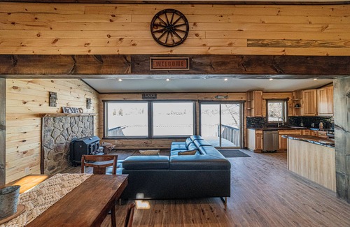 Irons Casa | Lakefront fully renovated log cabin perfect location