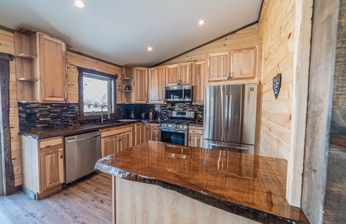 Irons Casa | Lakefront fully renovated log cabin perfect location