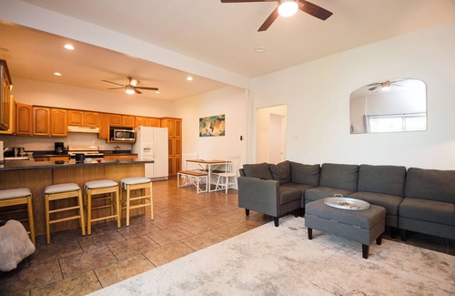 Oconee County Apartamento | Lakefront Garden Level Oasis with Large Dock, Pet-Friendly!