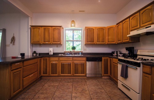 Oconee County Apartamento | Lakefront Garden Level Oasis with Large Dock, Pet-Friendly!