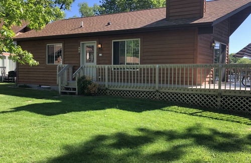 Lake Delton Cabaña | Lakefront Getaway! Standalone Condo in the Heart of Wisconsin Dells! VLD000377