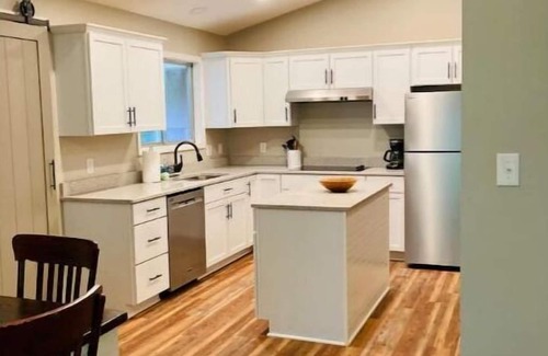 Kuttawa Casa | Lakefront getaway- Fall booking fast