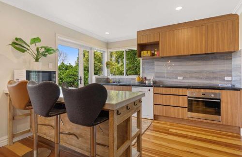 Ohinemutu Villa | Lakefront Getaway in Rotorua