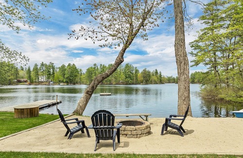 Wakefield Casa | Lakefront Getaway | Leaf Peepers | Bonfire Nights