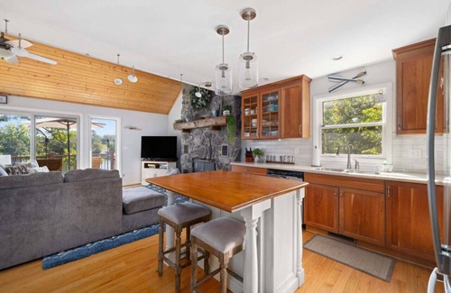 Piney Flats Casa | Relax in this 4BR, 3BA Boone Lake front cottage!