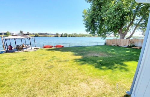 Moses Lake Casa | Lakefront Getaway. Private Waterfront Home with Dock and Sunroom.