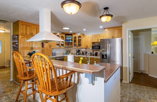 Citrus Springs Casa | Lakefront Getaway! Relax Spa Dock Kayaks Firepit Handicap Friendly