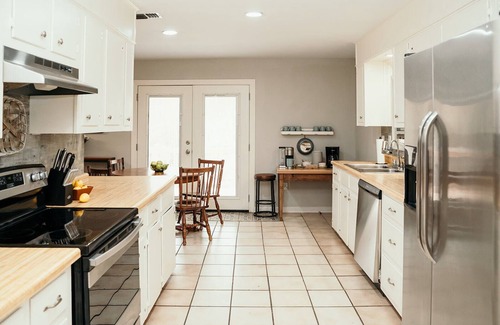 West Monroe Casa | Lakefront Getaway, The Perch-Deck, Grill, Fire Pit, Fun!