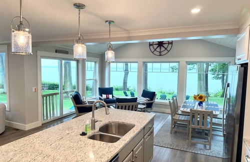 Town of Torrey Casa | Lakefront Getaway: The Blue Bungalow on Seneca Lake
