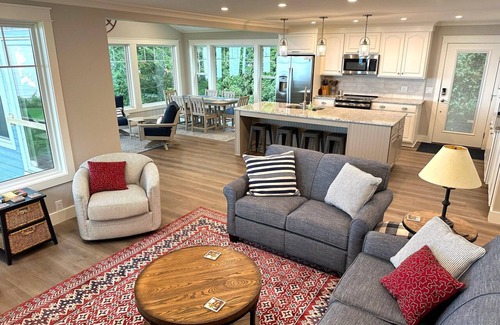 Town of Torrey Casa | Lakefront Getaway: The Blue Bungalow on Seneca Lake