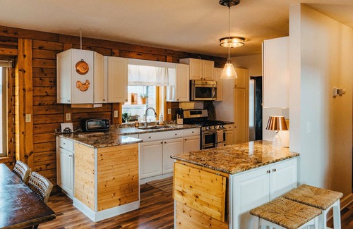 Athens Casa | Lakefront Getaway w/ Dock in Akron