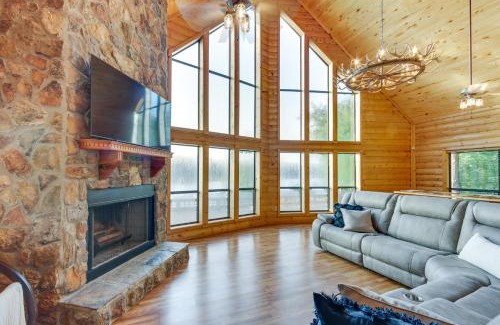 Gladewater Casa | Lakefront Gladewater Retreat with Dock and Hot Tub!