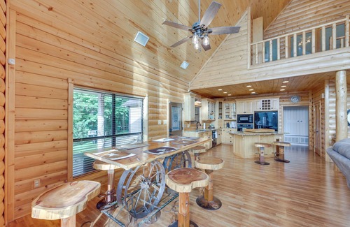 Gladewater Casa | Lakefront Gladewater Retreat w/ Dock + Hot Tub!