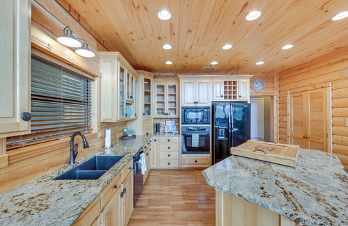 Gladewater Casa | Lakefront Gladewater Retreat w/ Dock + Hot Tub!