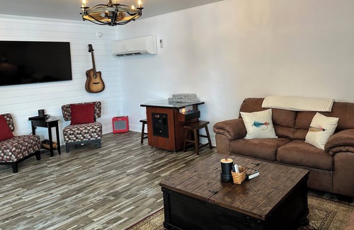 Waverly Casa | Lakefront Guesthouse with hot tub and lake access