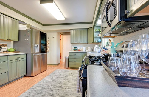 Hartland Cabaña | Lakefront Hartland Cottage w/ Patio & Fire Pits!