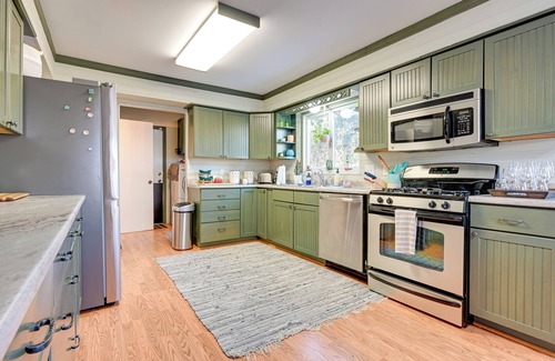 Hartland Cabaña | Lakefront Hartland Cottage w/ Patio & Fire Pits!