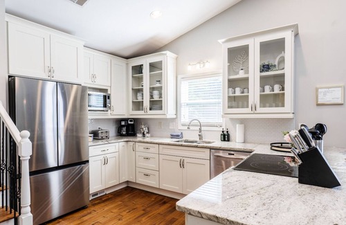 Waleska Casa | Lakefront -Heated Pool -EV Charger -Dock -Fire Pit -Kayaks -Game Room
