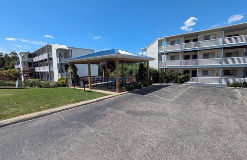 North Shore Condominio | Lakefront Hideaway - Outdoor Balcony Perfect for Relaxing